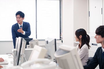 オフィスで働く複数のビジネスパーソン