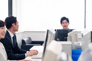 オフィスで働く複数のビジネスパーソン