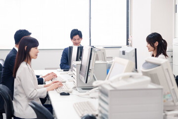 Obraz premium オフィスで働く複数のビジネスパーソン