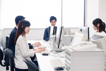 オフィスで働く複数のビジネスパーソン