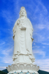 Obraz premium Large white statue of Lady Buddha in Da Nang Vietnam at Linh Ung Pagoda in summer