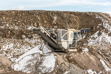 Mechanical conveyor belt to pulverize rock and stone and generate gravel