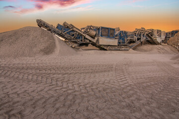 Mechanical conveyor belt to pulverize rock and stone and generate gravel