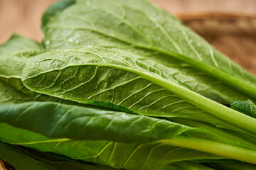 竹ざるに盛った新鮮な小松菜