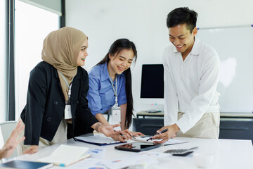 Diverse colleagues collaborative brainstorming at office briefing, Young Business Asian people explaining analysis at the meeting Multiethnic startup work.	