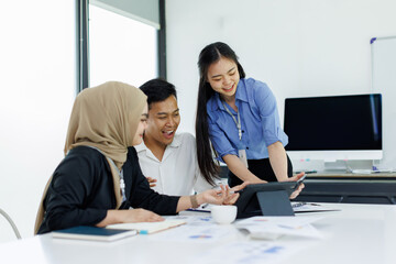 Diverse colleagues collaborative brainstorming at office briefing, Young Business Asian people explaining analysis at the meeting Multiethnic startup work.	