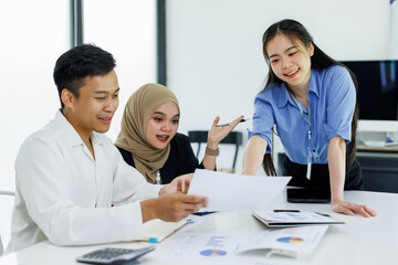 Diverse colleagues collaborative brainstorming at office briefing, Young Business Asian people explaining analysis at the meeting Multiethnic startup work.	