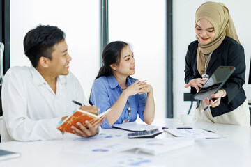 Diverse colleagues collaborative brainstorming at office briefing, Young Business Asian people explaining analysis at the meeting Multiethnic startup work.	