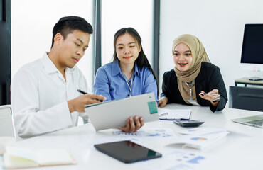 Diverse colleagues collaborative brainstorming at office briefing, Young Business Asian people explaining analysis at the meeting Multiethnic startup work.	