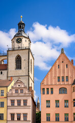 Denkmalgeschützte Renaissancehäuser am Marktplatz von Wittenberg, dahinter die Stadtkirche 