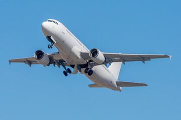 Avión de línea despegando