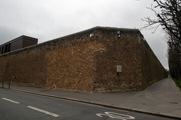 vue des murs de la prison de la sant&eacute; &agrave; Paris en France