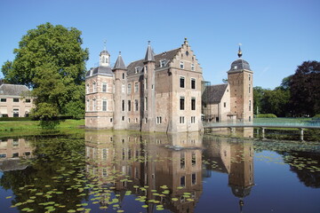 Obraz premium Dutch Castle surrounded by a water moat near the village of Ruurlo in the province of Gelderland, Netherlands