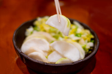 大根の漬物を食べる