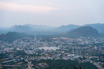 Obraz premium Panoramablick auf See und Tal Lake Pushkar Pushkar in Indien vom Hinduistischer Bergtempel