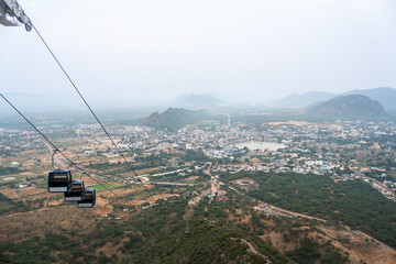 Seilbahn und Panoramablick auf See und Tal Lake Pushkar Pushkar in Indien vom Hinduistischer...