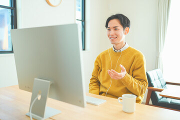 テレワークでオンライン会議をする若い男性
