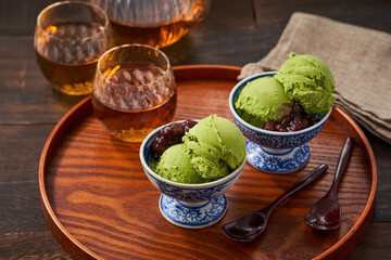 和食器に盛り付けられた抹茶のアイスクリーム