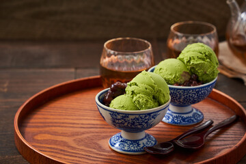 和食器に盛り付けられた抹茶のアイスクリーム