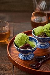 和食器に盛り付けられた抹茶のアイスクリーム
