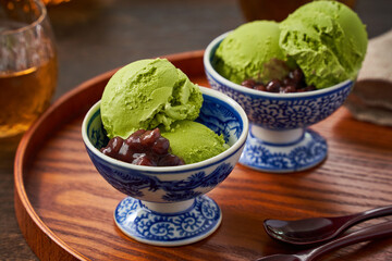 和食器に盛り付けられた抹茶のアイスクリーム