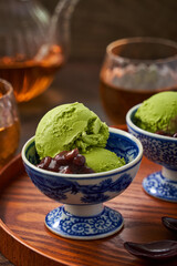 和食器に盛り付けられた抹茶のアイスクリーム
