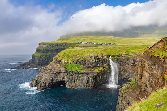 Skar&eth;s&aacute;fossur Wasserfall auf Vagar