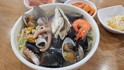 한국음식 중 해물요리인 해물칼국수