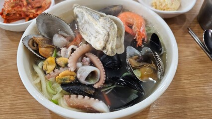 한국음식 중 해물요리인 해물칼국수