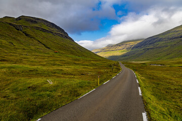 Strasse durch die Berge auf den Färöer Inseln