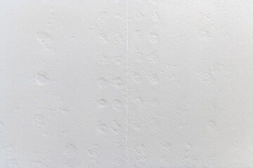 白く塗装されたリベットと跡のある鉄板、背景素材