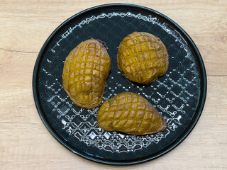 Baked potatoes in the skin. Potatoes cut in half and the top cut into small cubes. Final baking as a little hedgehog.