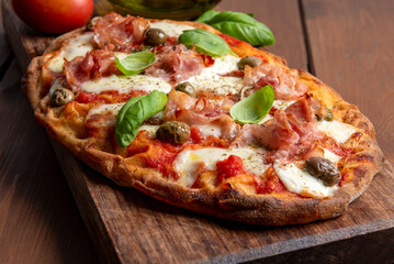 Deliziosa pinsa romana con prosciutto cotto e olive, cibo italiano 