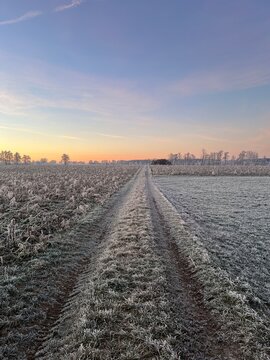 Wanderweg am frühen Wintermorgen auf dem Land mitten in der Natur