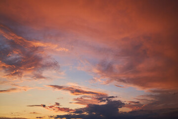 Fototapeta premium Serene Sunset Sky with Fiery Clouds