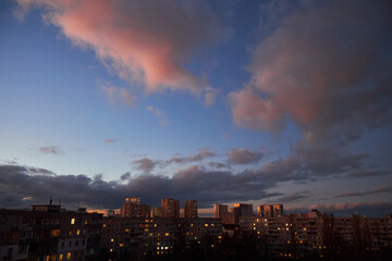 Fototapeta premium Golden Sky Over City at Sunset