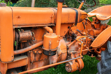 Moteur d'un vieux tracteur, vue de face en gros plan