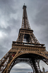 vue de la Tour Eiffel par temps gris dans le centre de paris en France
