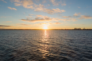 Naklejka premium Tallinn Bay from a bird's-eye view: a breathtaking panorama of the sunset, captured by a drone.