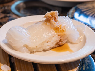 和食の握り寿司。山ワサビと新鮮なイカのお寿司。