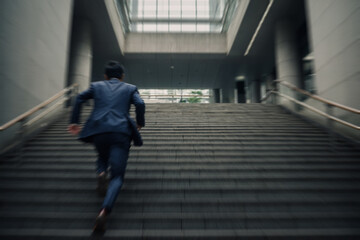 慌てて走るビジネスマン