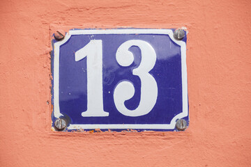 Blaues Hausnummernschild Nummer 13 , Aberglaube, Deutschland