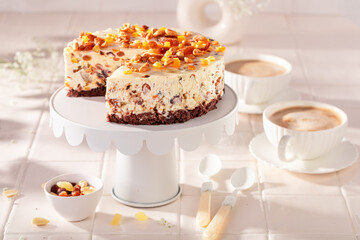 Tasty walnut cheesecake made with mascarpone and nuts.
