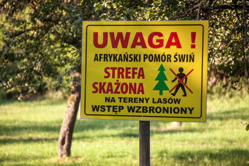 Tabliczka informująca o skażeniu występującym w lesie i zakazująca wstępu do niego