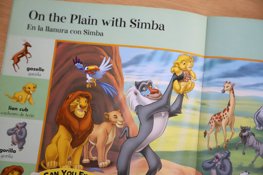 
Spanish-English bilingual dictionary for children with illustrations of the birth of Simba from the movie The Lion King