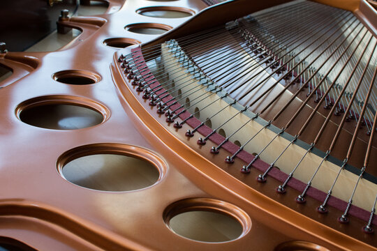 piano de cola, pianista tocando, interior de piano