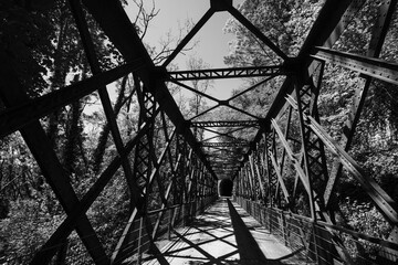 ancien viaduc de chemin de fer en métal abandonné, transformé en véloroute dans le Jura