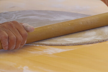 蕎麦打ちをする職人の男性