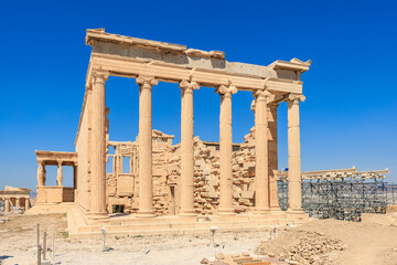 Obraz premium The building is a temple with columns and a blue roof, Acropolis in Athens