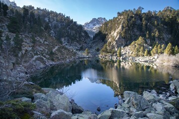 Obraz premium Serene mountain lake reflection